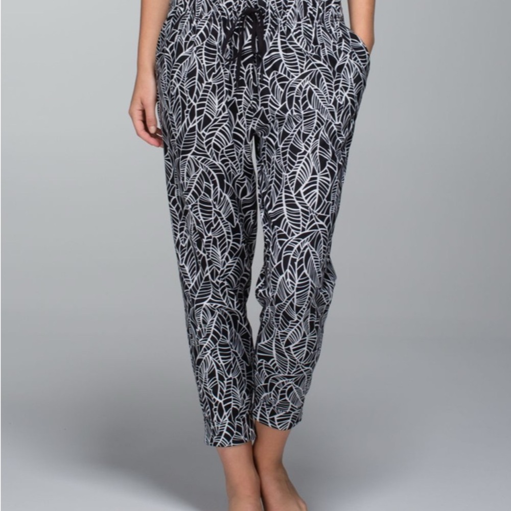Women’s Lululemon Jet Crop Print Pretty Palm Black Angel Wing Joggers Size